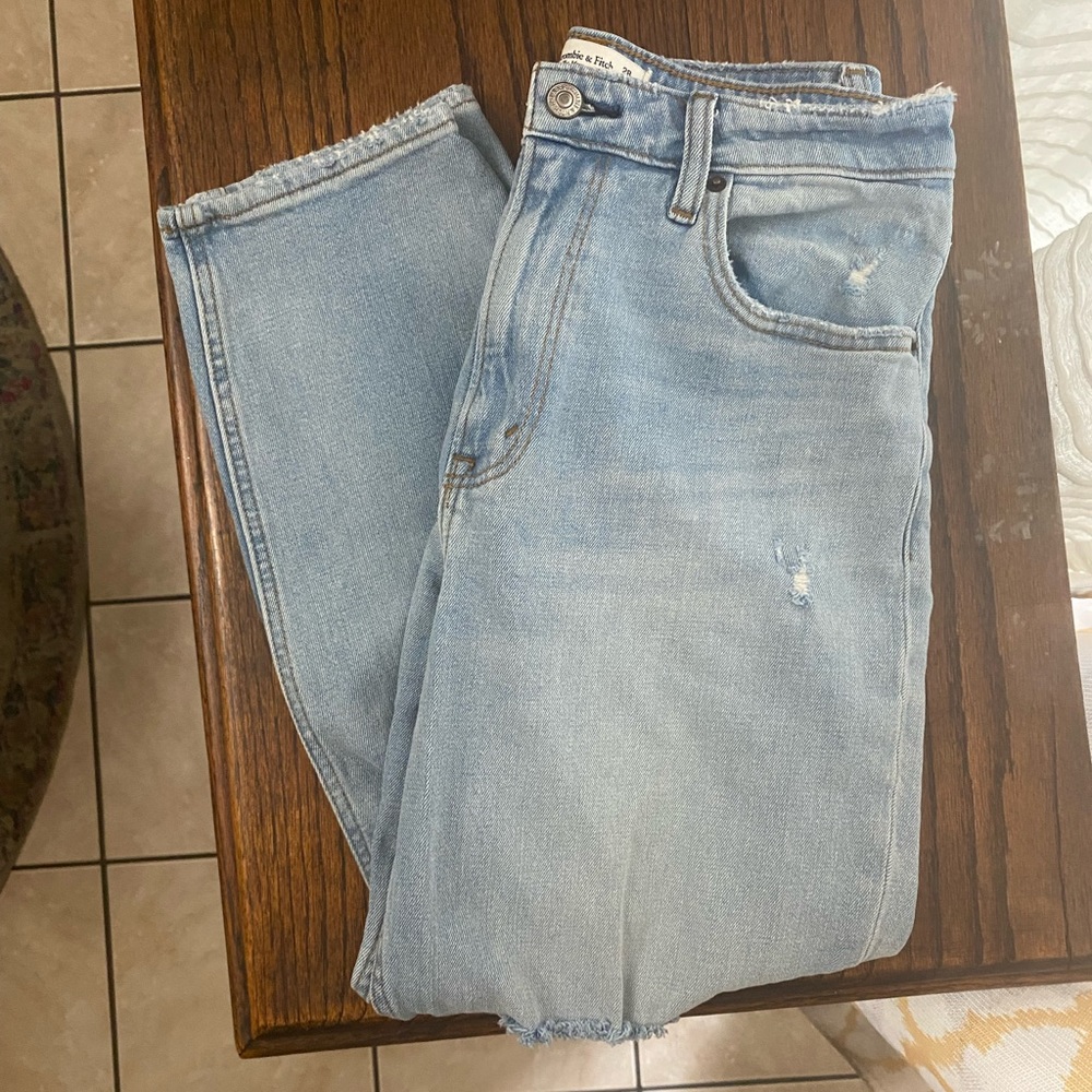 Good condition Abercrombie & Fitch High Rise Mom Jean. Curve love 28 short